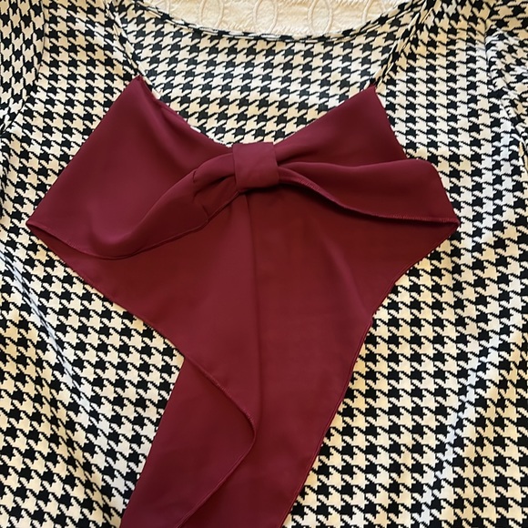 Yahada Black and Cream Houndstooth blouse with bow on back - Picture 5 of 6